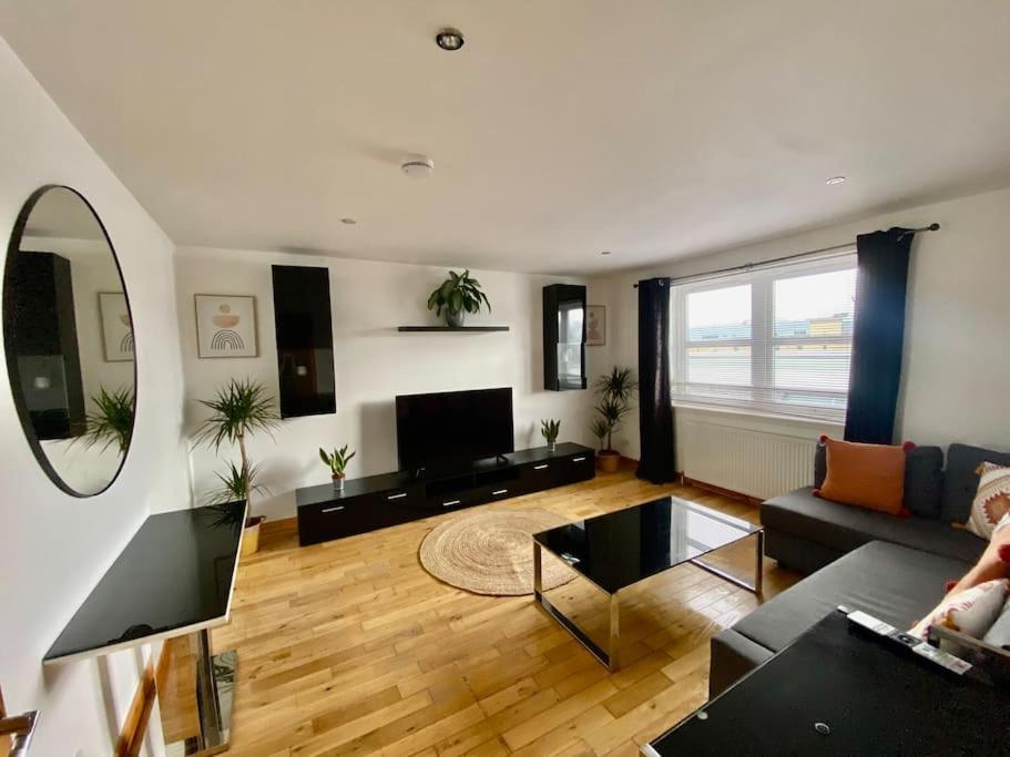 City Centre Apartment Next To Bus And Train Station 因弗内斯 外观 照片